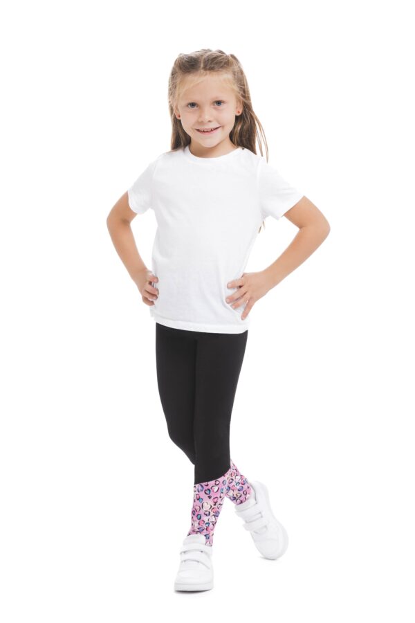 GOLOSINA-KIDS-2 – Lanuma Temne otroške pajkice Golosina kids z živahnim roza vzorčkom srčkov na dnu hlačnic