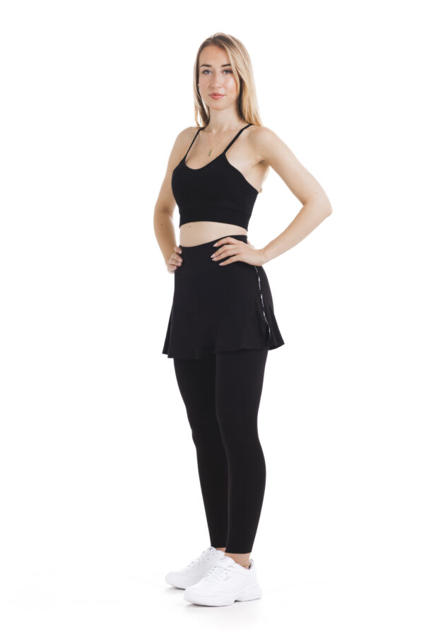 SKORT BLACK LONG – 1 – LANUMA Skort Black long- enobarvno krilo z všitimi pajkicami v črni barvi