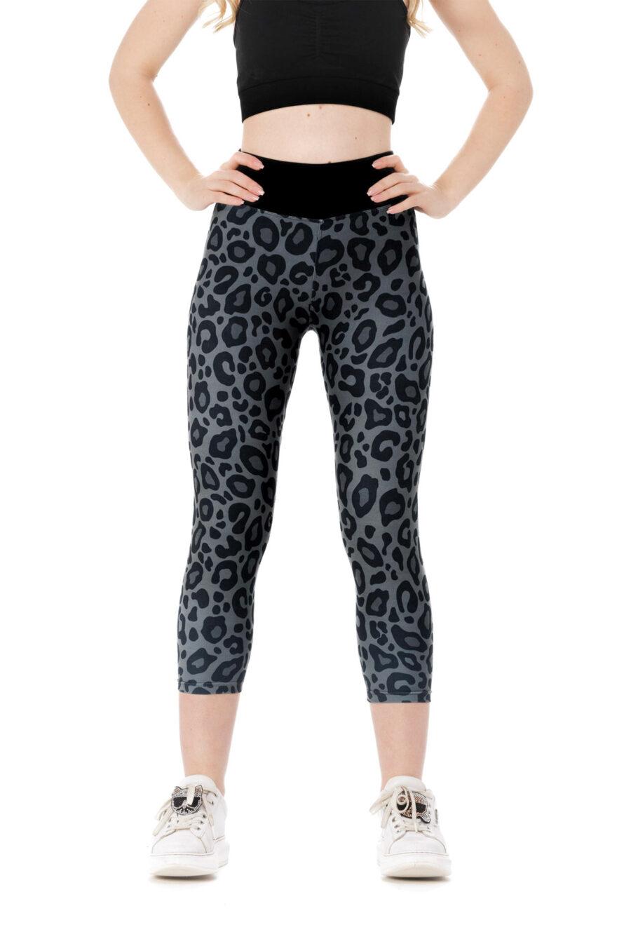 Capri pajkice Maluma s sivim leopardjim vzorcem