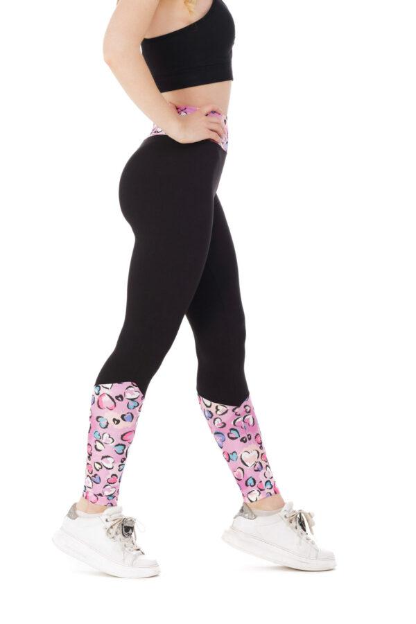 Temne dolge pajkice Golosina z živahnim roza vzorčkom srčkov na dnu hlačnic