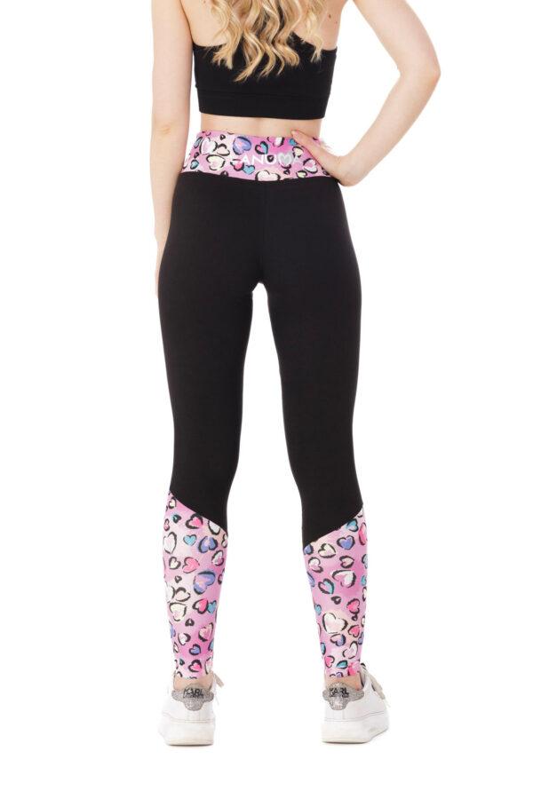 Temne dolge pajkice Golosina z živahnim roza vzorčkom srčkov na dnu hlačnic