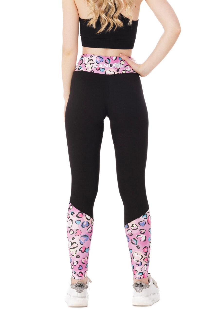 Temne dolge pajkice Golosina z živahnim roza vzorčkom srčkov na dnu hlačnic