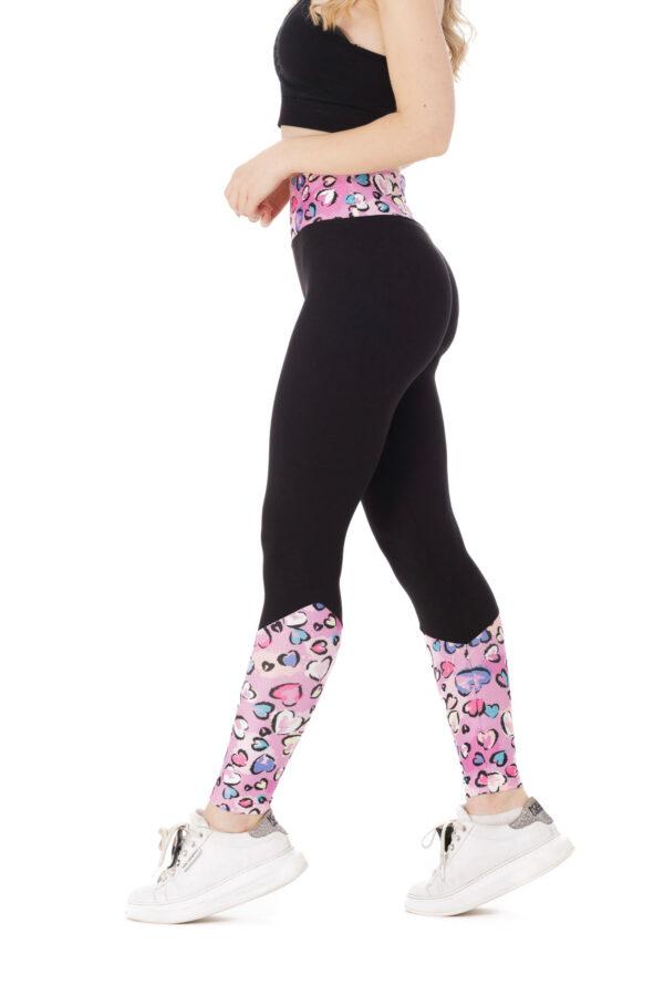 Temne dolge pajkice Golosina z živahnim roza vzorčkom srčkov na dnu hlačnic