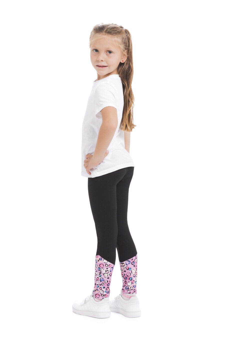 Temne otroške pajkice Golosina kids z živahnim roza vzorčkom srčkov na dnu hlačnic