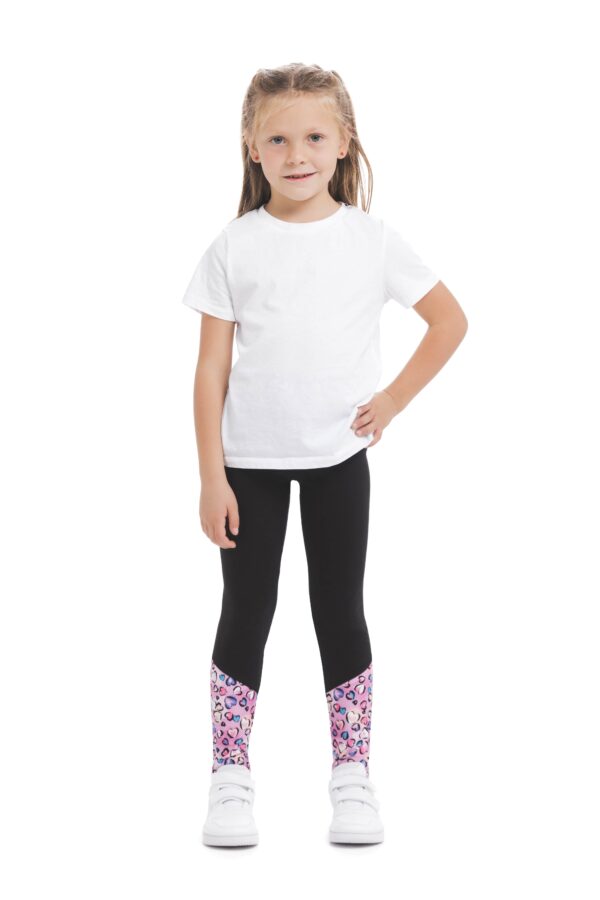 Temne otroške pajkice Golosina kids z živahnim roza vzorčkom srčkov na dnu hlačnic