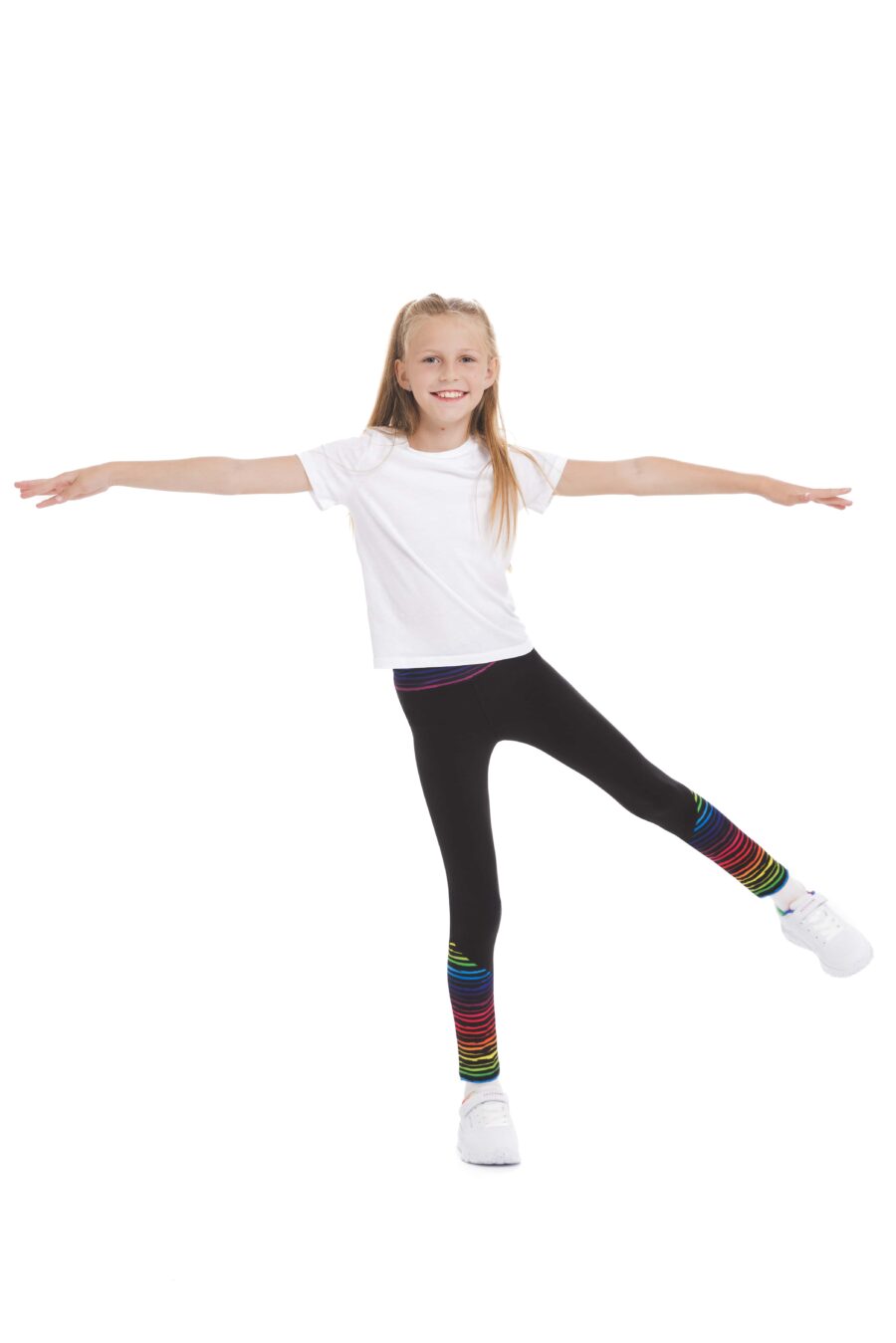 Otroške pajkice Estilo kids z živahnim mavričnim vzorčkom na dnu hlačnic in na pasu