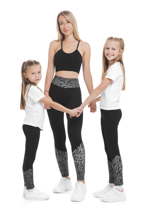 Temne pajkice Mallas z risanim srebrnim vzorčkom na dnu hlačnic in na pasu za odrasle in otroke