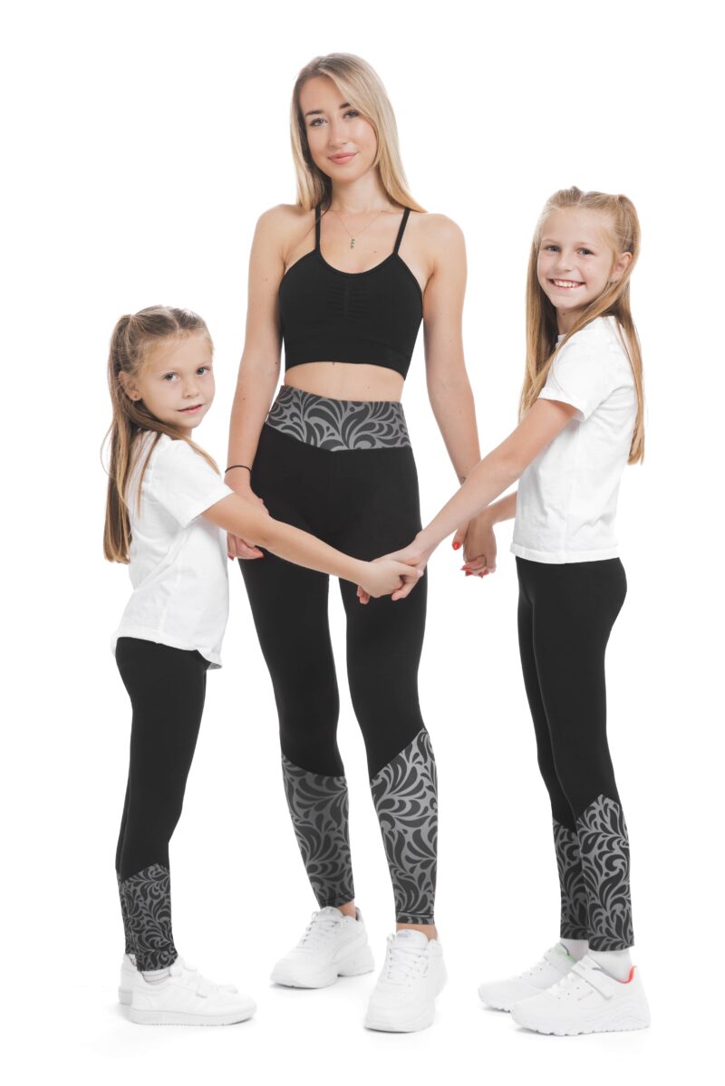 Temne pajkice Mallas z risanim srebrnim vzorčkom na dnu hlačnic in na pasu za odrasle in otroke