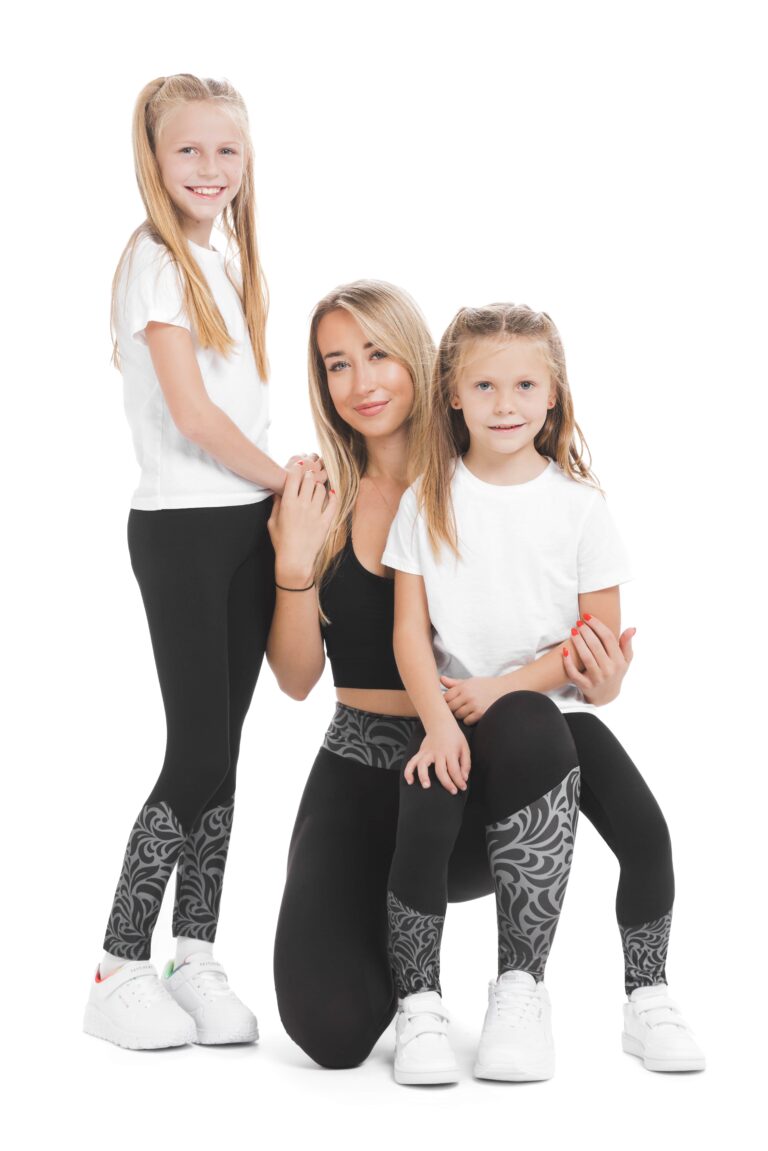 Temne pajkice Mallas z risanim srebrnim vzorčkom na dnu hlačnic in na pasu za odrasle in otroke