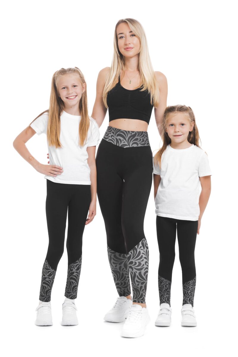 Temne pajkice Mallas z risanim srebrnim vzorčkom na dnu hlačnic in na pasu za odrasle in otroke