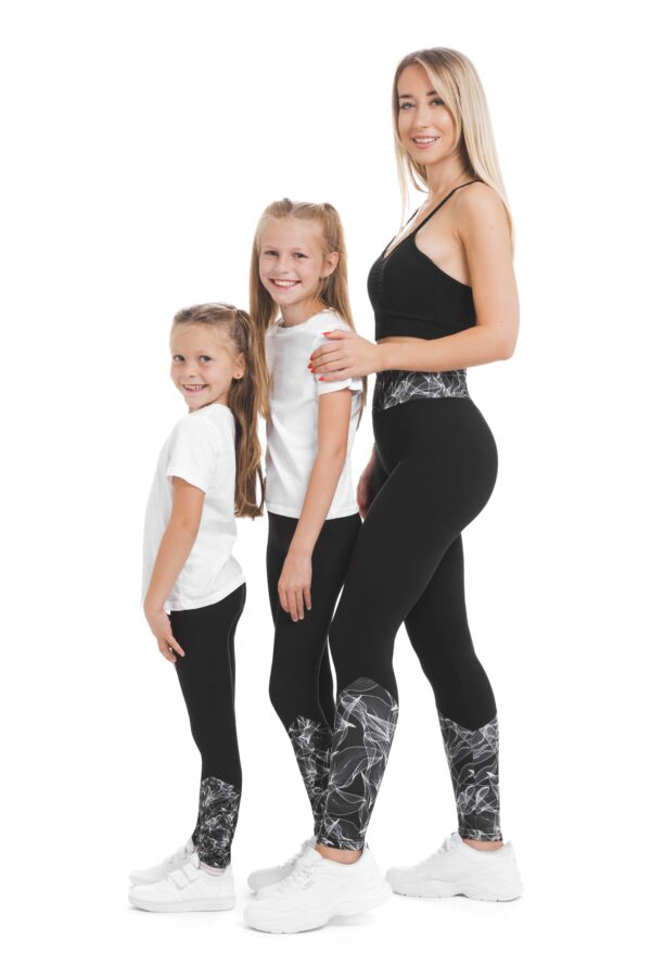 Temne pajkice Fabulosa z risanim belim vzorčkom na dnu hlačnic in na pasu za odrasle in otroke