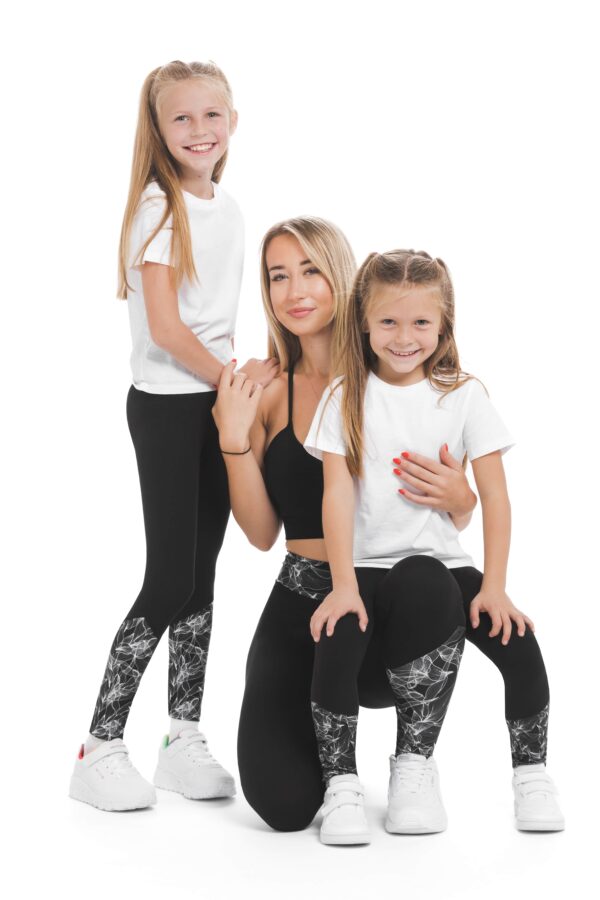 Temne pajkice Fabulosa z risanim belim vzorčkom na dnu hlačnic in na pasu za odrasle in otroke