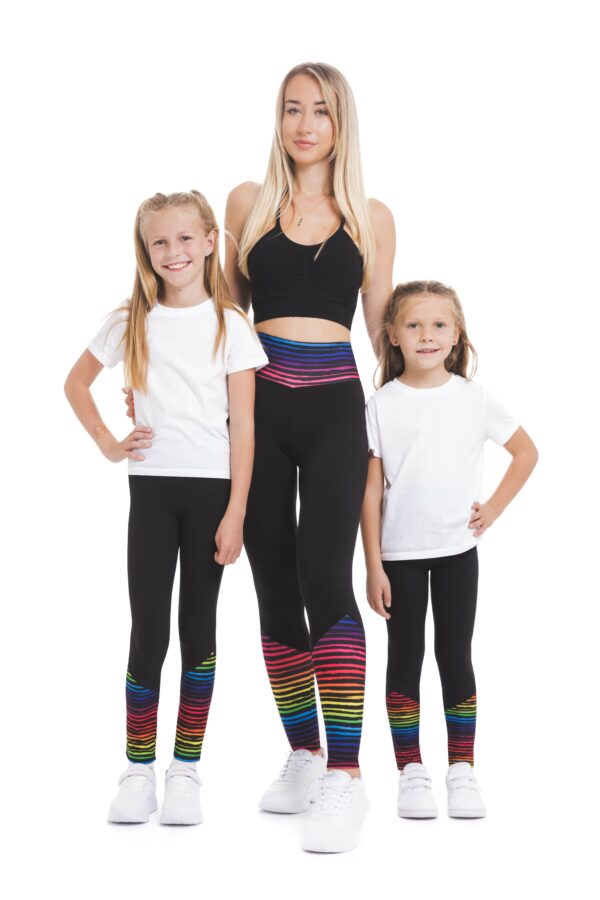 Pajkice Estilo z živahnim mavričnim vzorčkom na dnu hlačnic in na pasu za odrasle in otroke