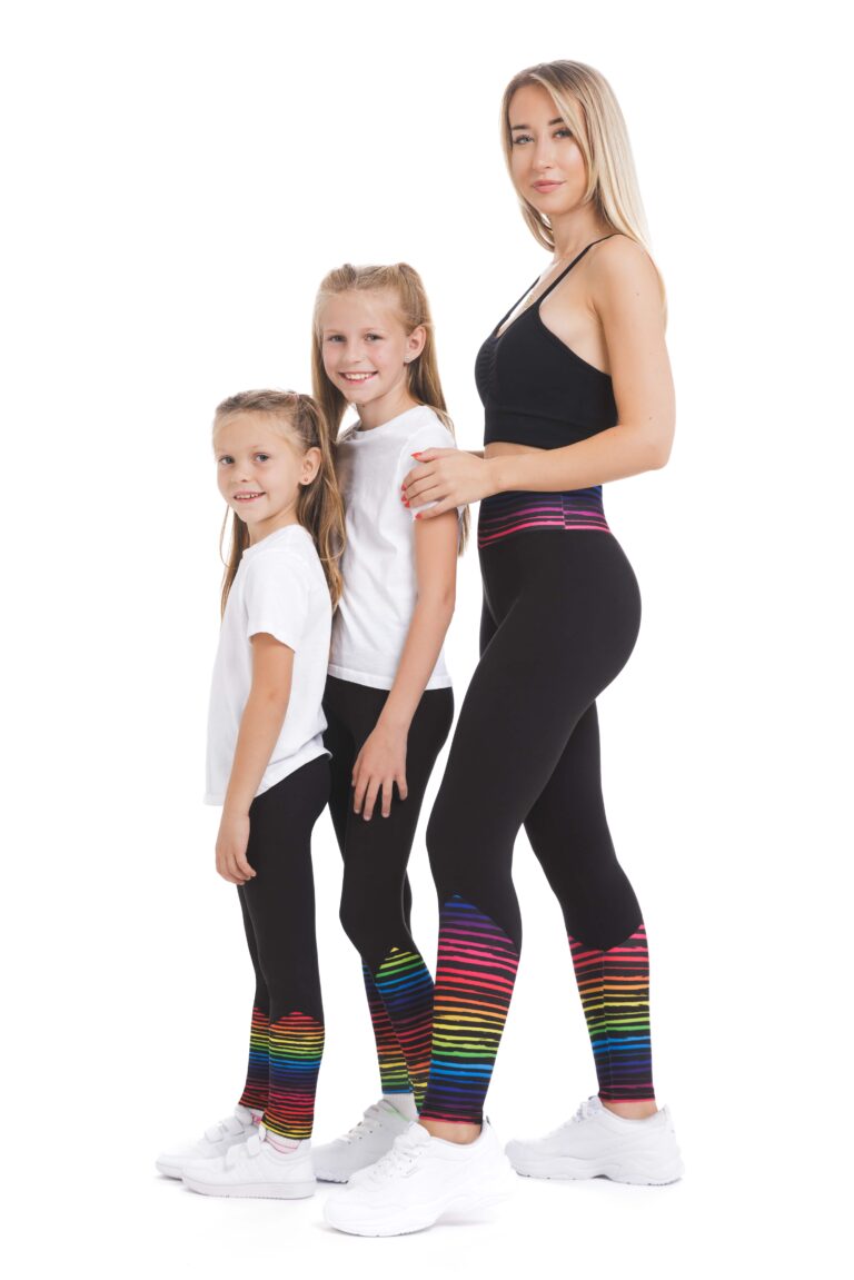 Pajkice Estilo z živahnim mavričnim vzorčkom na dnu hlačnic in na pasu za odrasle in otroke