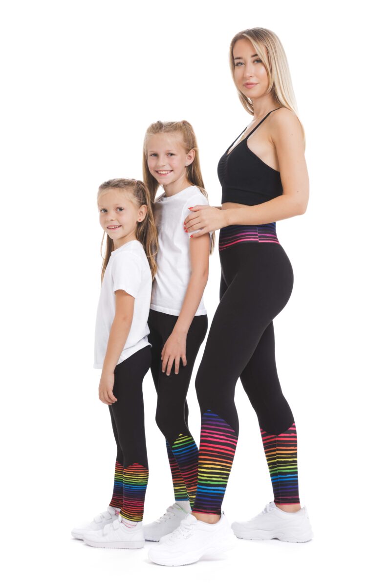 Pajkice Estilo z živahnim mavričnim vzorčkom na dnu hlačnic in na pasu za odrasle in otroke