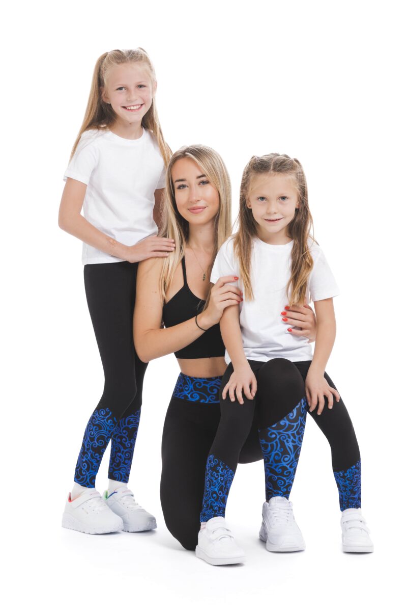 Temne pajkice Bailarina z risanim živo modrim vzorčkom na dnu hlačnic in na pasu za odrasle in otroke