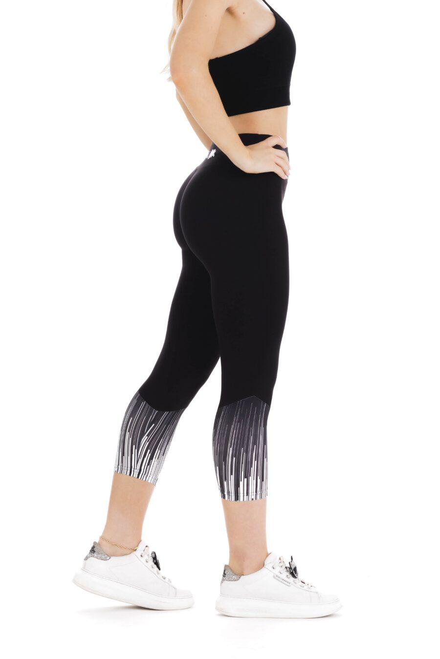 Črne capri pajkice Gozar z belimi črtami na dnu hlačnic