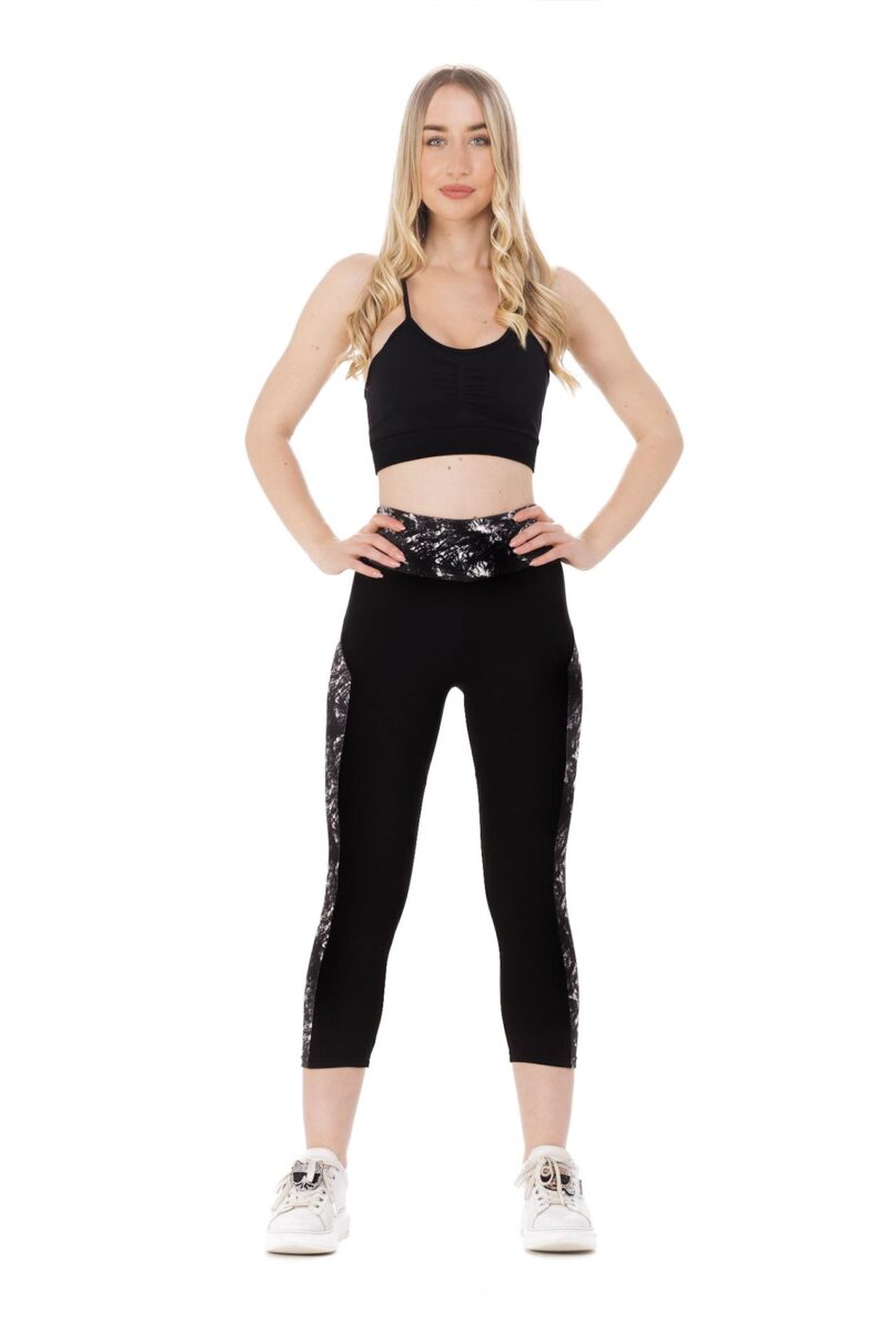 Črne capri pajkice Amazy s srebrno-črnim vzorcem ob straneh hlačnic in na pasu