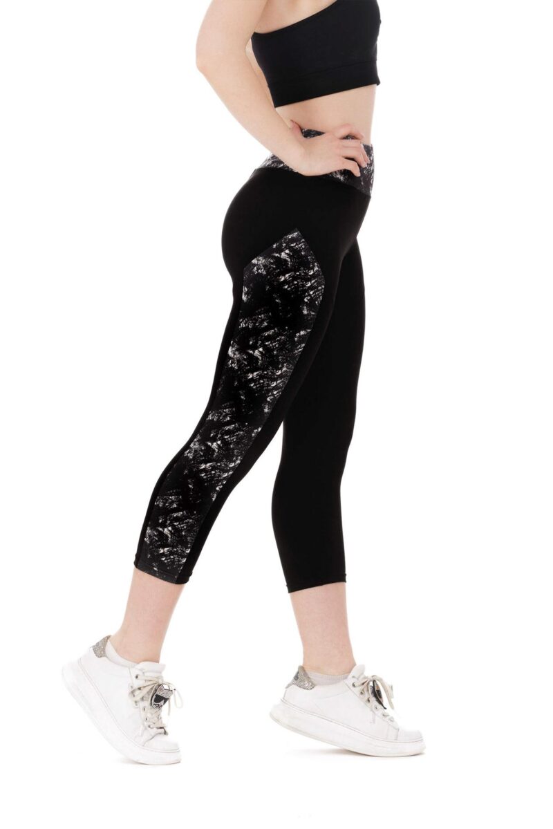 Črne capri pajkice Amazy s srebrno-črnim vzorcem ob straneh hlačnic in na pasu