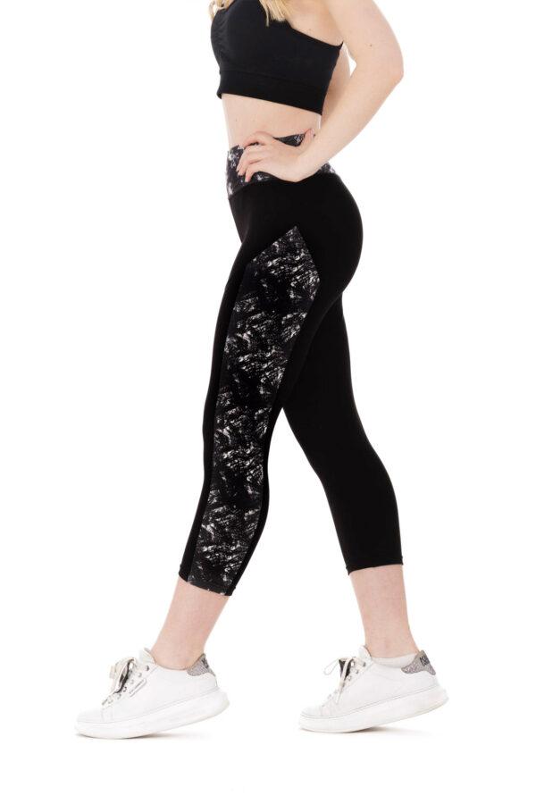 Črne capri pajkice Amazy s srebrno-črnim vzorcem ob straneh hlačnic in na pasu Črne capri pajkice Amazy s srebrno-črnim vzorcem ob straneh hlačnic in na pasu