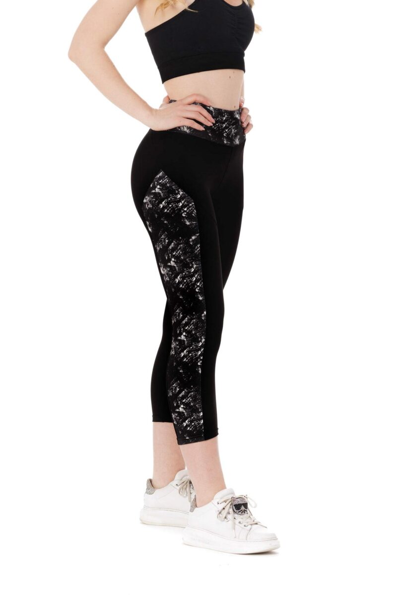 Črne capri pajkice Amazy s srebrno-črnim vzorcem ob straneh hlačnic in na pasu