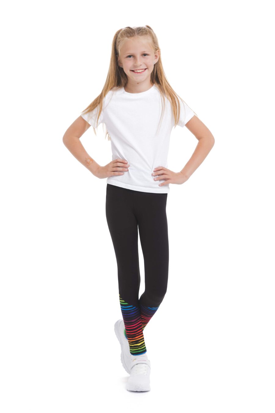 Otroške pajkice Estilo kids z živahnim mavričnim vzorčkom na dnu hlačnic in na pasu