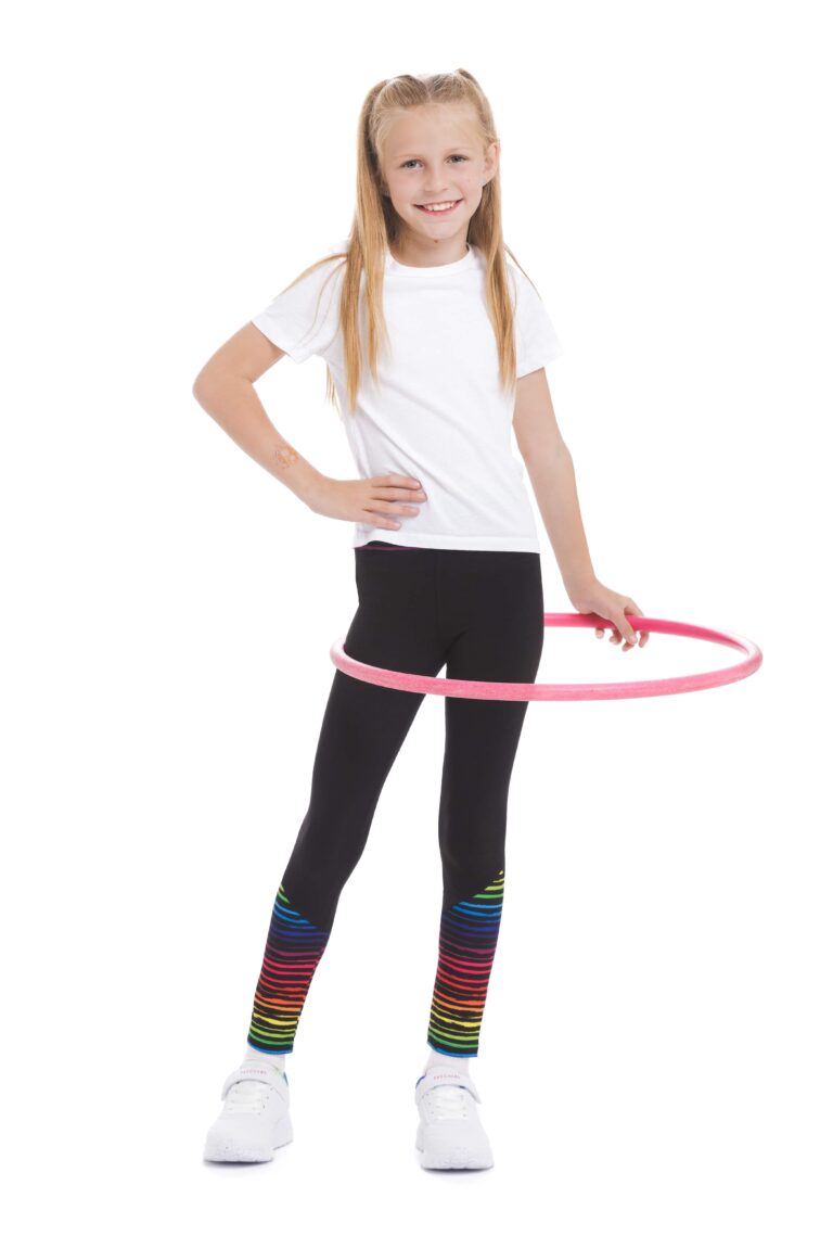 Otroške pajkice Estilo kids z živahnim mavričnim vzorčkom na dnu hlačnic in na pasu