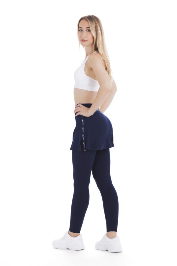 Skort Navy long- enobarvno krilo z všitimi pajkicami v mornarsko modri barvi