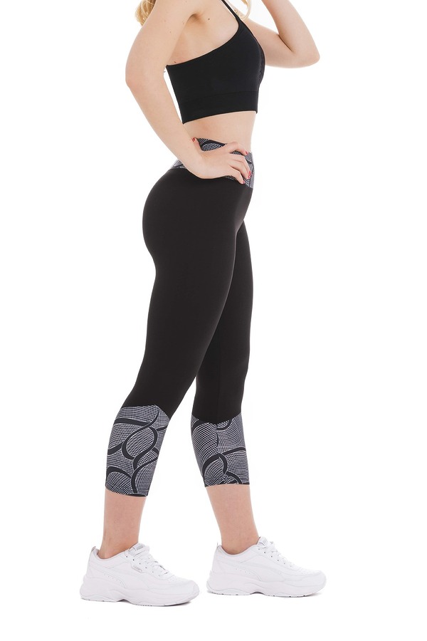 Črne capri pajkice Fuoco z abstraktnim valovitim vzorcem v beli barvi na spodnjem delu hlačnic in pasu Črne capri pajkice Fuoco z abstraktnim valovitim vzorcem v beli barvi na spodnjem delu hlačnic in pasu