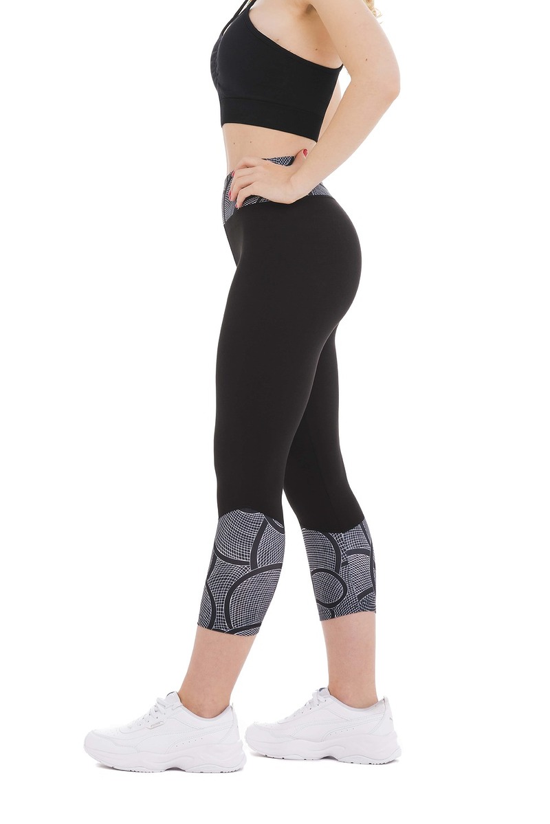 Črne capri pajkice Fuoco z abstraktnim valovitim vzorcem v beli barvi na spodnjem delu hlačnic in pasu