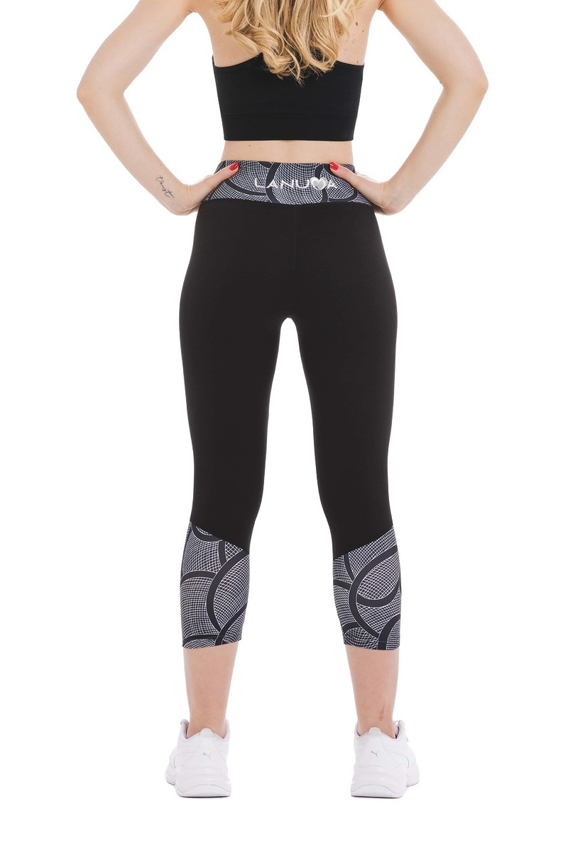 Črne capri pajkice Fuoco z abstraktnim valovitim vzorcem v beli barvi na spodnjem delu hlačnic in pasu