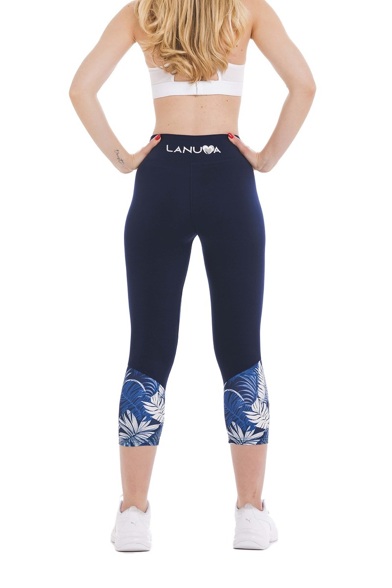 Temno modre capri pajkice Passio s tropskim listnim vzorcem v beli in modri barvi na spodnjem delu hlačnic