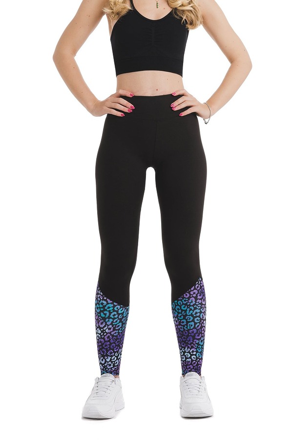 Črne dolge pajkice z leopardjim vzorcem vijolične in modre barve na dnu hlačnic