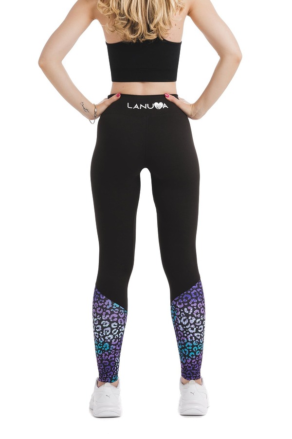 Črne dolge pajkice z leopardjim vzorcem vijolične in modre barve na dnu hlačnic