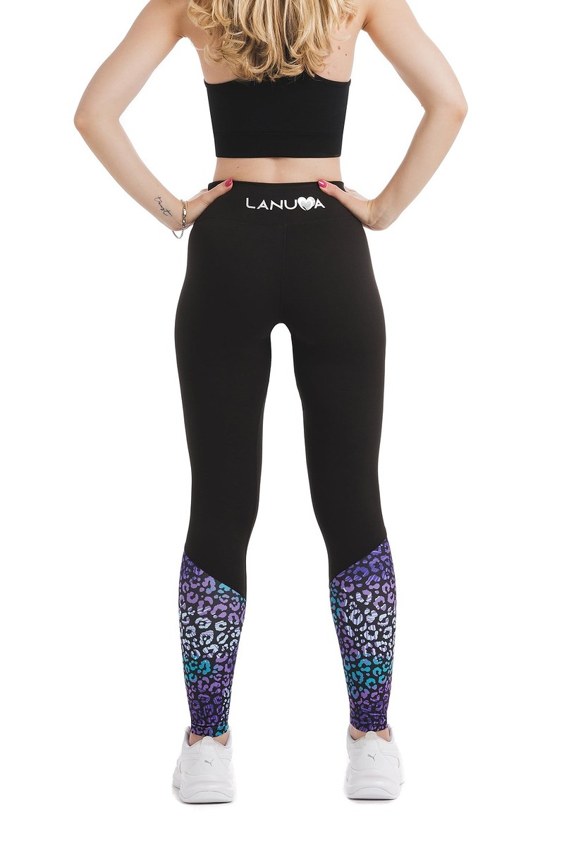 Črne dolge pajkice z leopardjim vzorcem vijolične in modre barve na dnu hlačnic