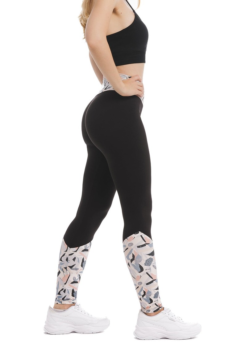 Črne dolge pajkice Bacio z abstraktnim vzorcem ob straneh hlačnic in na pasu v črni, beli in sivi barvi