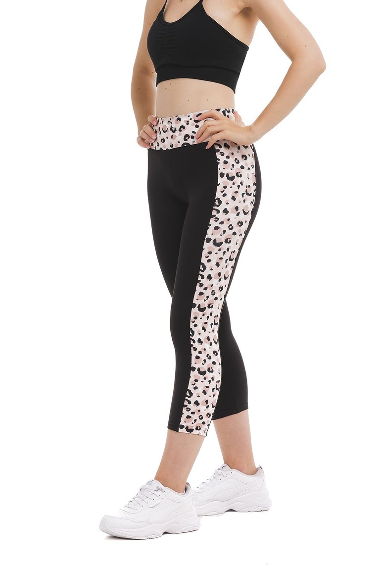 Črne capri pajkice Liberta z leopard vzorcem na nežno roza podlagi ob strani hlačnic in na pasu