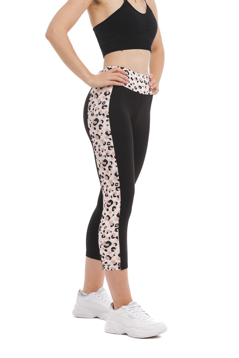 Črne capri pajkice Liberta z leopard vzorcem na nežno roza podlagi ob strani hlačnic in na pasu