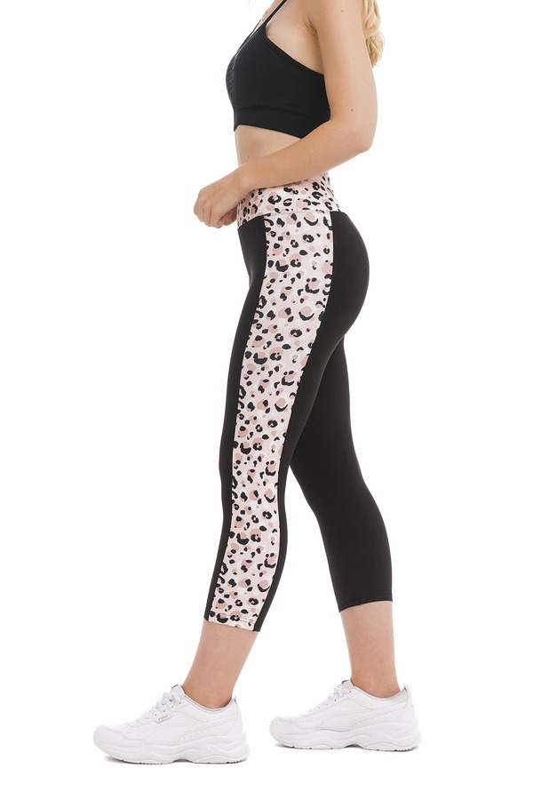 Črne capri pajkice Liberta z leopard vzorcem na nežno roza podlagi ob strani hlačnic in na pasu