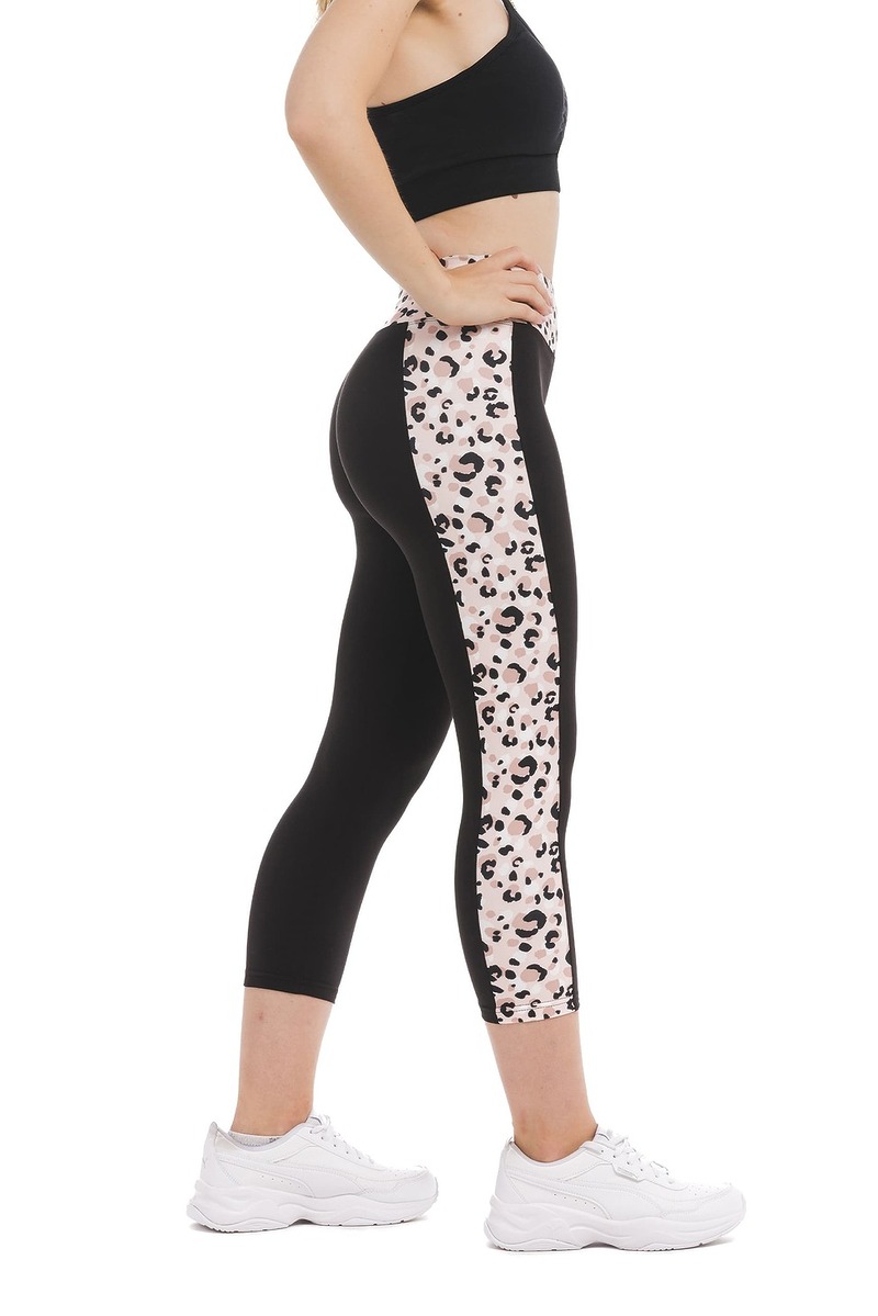 Črne capri pajkice Liberta z leopard vzorcem na nežno roza podlagi ob strani hlačnic in na pasu