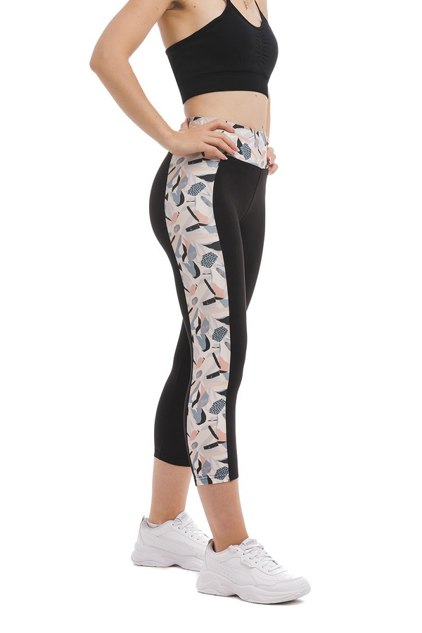 Črne capri pajkice Pioggia z vzorcem listov ob straneh hlačnic in na pasu v modri, bež, beli in nežno roza barvi Črne capri pajkice Pioggia z vzorcem listov ob straneh hlačnic in na pasu v modri, bež, beli in nežno roza barvi