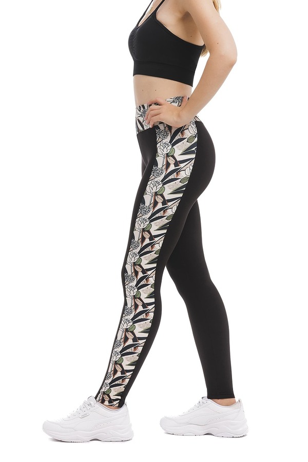 Črne dolge pajkice Sapore s cvetličnim vzorcem ob straneh hlačnic in na pasu v črni, zeleni in nežno roza barvi