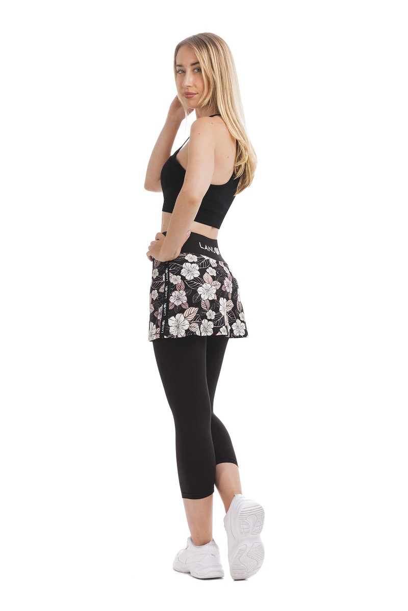Skort Carita – krilo s capri všitimi pajkicami s cvetličnim vzorcem v črni, beli in nežno roza barvi