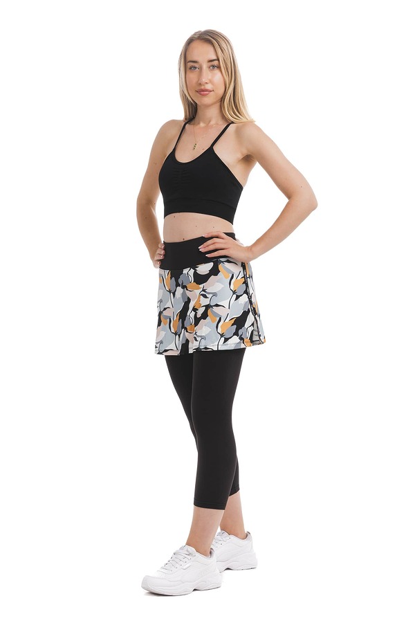 Skort Besa – krilo s capri všitimi pajkicami z abstraktnim vzorčkom v črni, sivi in oranžni barvi Skort Besa - krilo s capri všitimi pajkicami z abstraktnim vzorčkom v črni, sivi in oranžni barvi