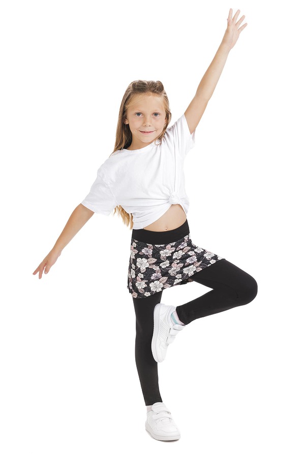 Skort Carita kids – krilo z dolgimi všitimi pajkicami s cvetličnim vzorcem v črni, beli in nežno roza barvi