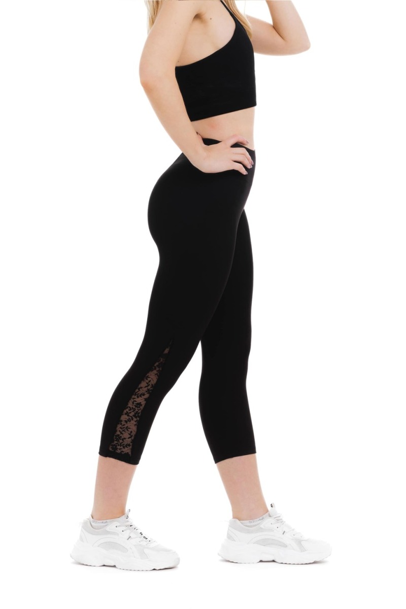 Črne capri pajkice Encaje s prosojnim čipkastim detajlom ob strani spodnjega dela hlačnic