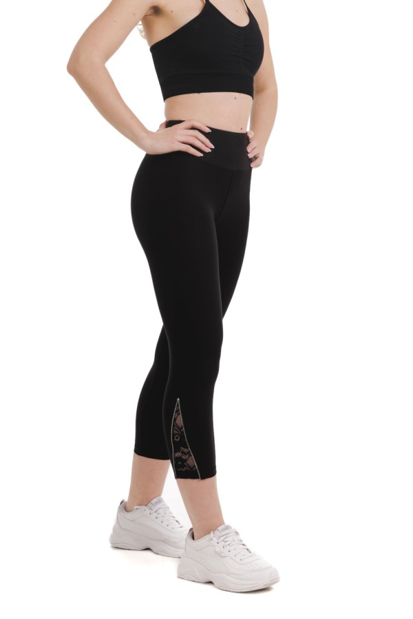 Črne capri pajkice Garra z elegantnim čipkastim vstavkom v obliki trikotnika ob spodnjem delu hlačnic Črne capri pajkice Garra z elegantnim čipkastim vstavkom v obliki trikotnika ob spodnjem delu hlačnic
