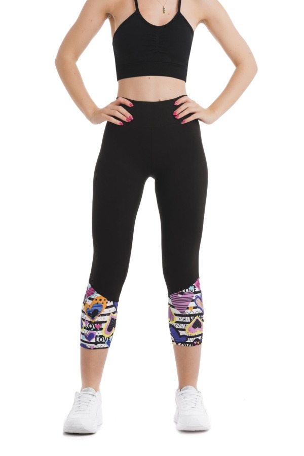 Črne capri pajkice Balzello s pisanim vzorčkom srčkov na dnu hlačnic Črne capri pajkice Balzello s pisanim vzorčkom srčkov na dnu hlačnic