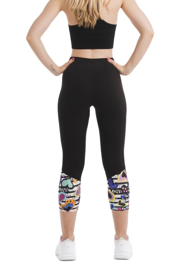 Črne capri pajkice Balzello s pisanim vzorčkom srčkov na dnu hlačnic Črne capri pajkice Balzello s pisanim vzorčkom srčkov na dnu hlačnic