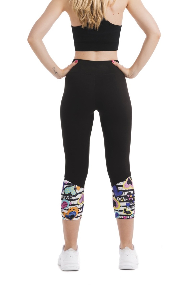 Črne capri pajkice Balzello s pisanim vzorčkom srčkov na dnu hlačnic